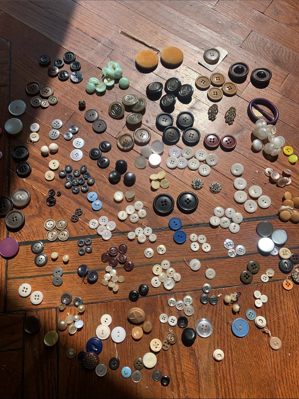 Lot of assorted vintage buttons